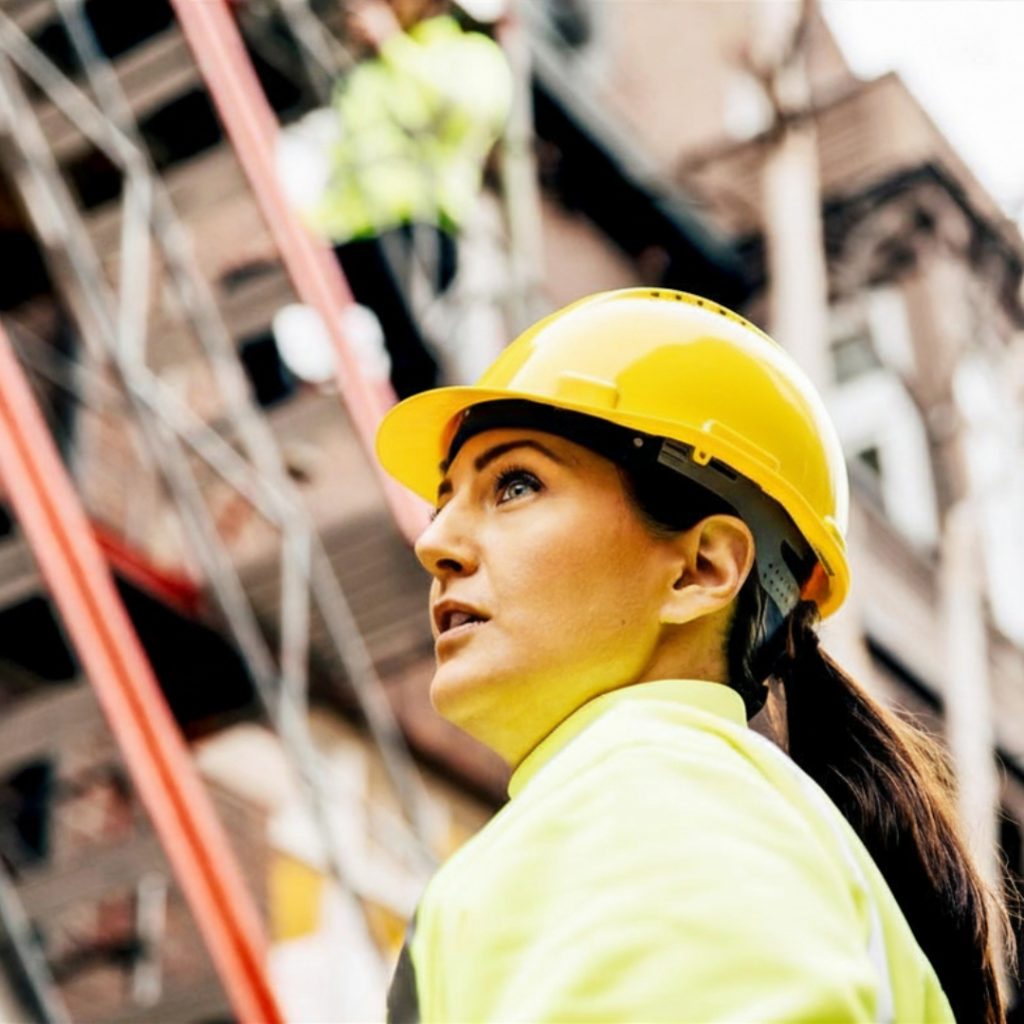 Henkilö turvavarusteissa rakennustyömaalla
